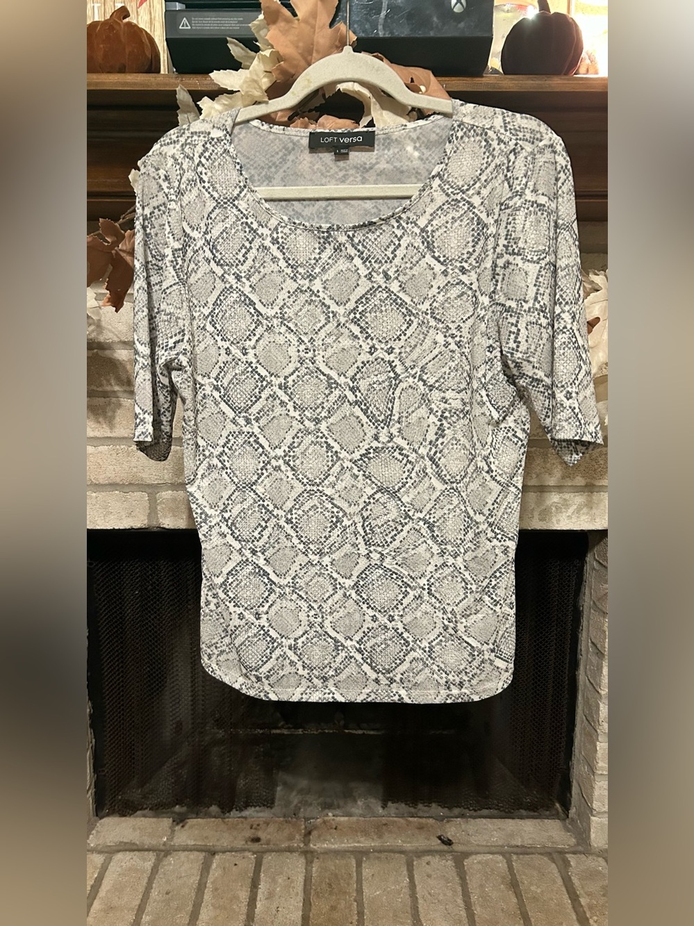 LOFT Grey Snake-Print Short Sleeve Scoop Neck Top EUC